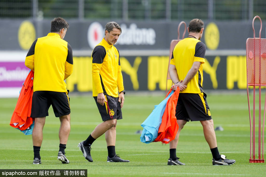 德甲球队多特蒙德训练备战新赛季比赛
        
    德甲球队多特蒙德训练备战新赛季比赛